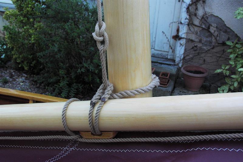 PICT4218.JPG - Détail du montage de la vergue: l'estrope de suspension (ici sans cabillot) passe dans le pontet bois de la vergue et dans l'anneau-rocambeau du mât